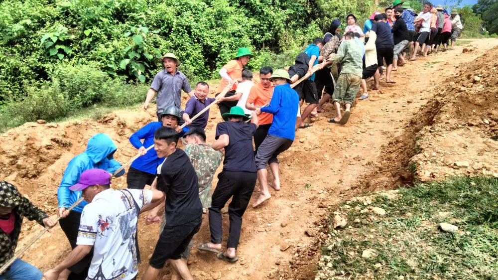 Nghệ An: Nỗ lực thông đường, chuyển hàng hóa vào các bản bị cô lập ở xã Nga My