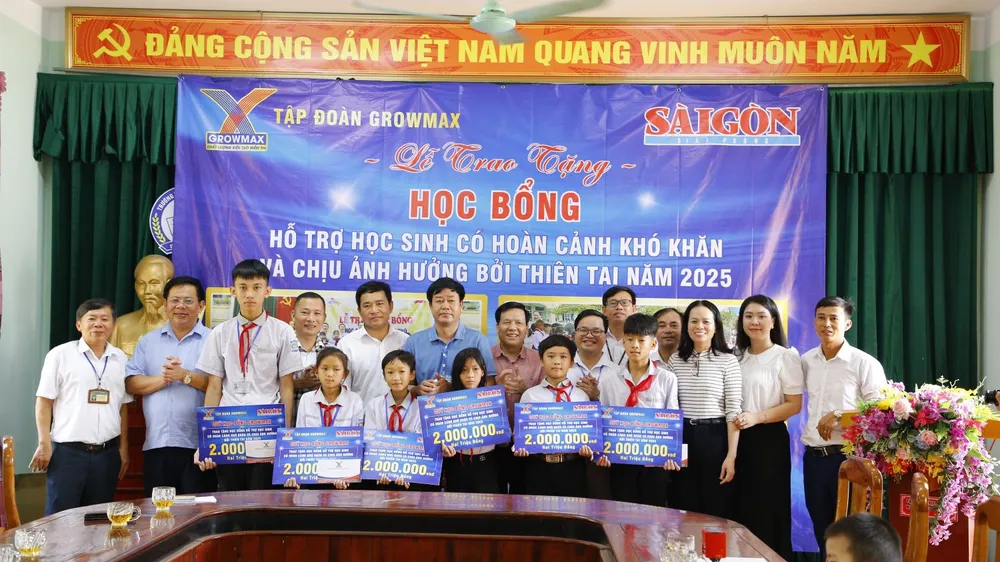 Báo SGGP và và Tập đoàn GrowMax trao học bổng cho học sinh khó khăn vùng bão lũ Nghệ An