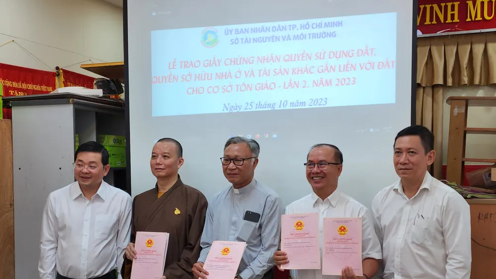Quang cảnh buổi lễ trao sổ hồng cho các cơ sở tôn giáo trên địa bàn TPHCM. ẢNH: ĐỨC TRUNG 