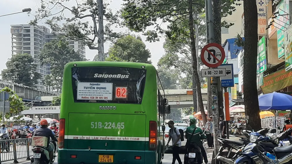 TPHCM: Nhiều trạm dừng, nhà chờ xe buýt biến thành nơi đậu xe, buôn bán