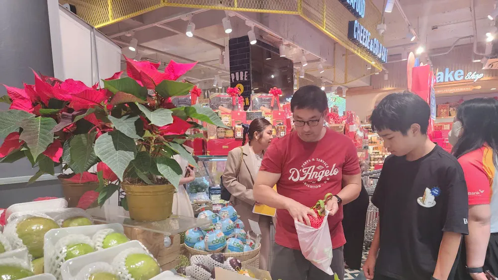 TPHCM: Giáp Tết Nguyên đán, trái cây ngoại ồ ạt “đổ bộ”