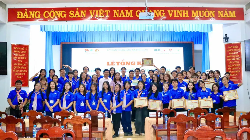 Sinh viên tình nguyện hỗ trợ nhiều công trình thiết thực tại xã Phú Giáo