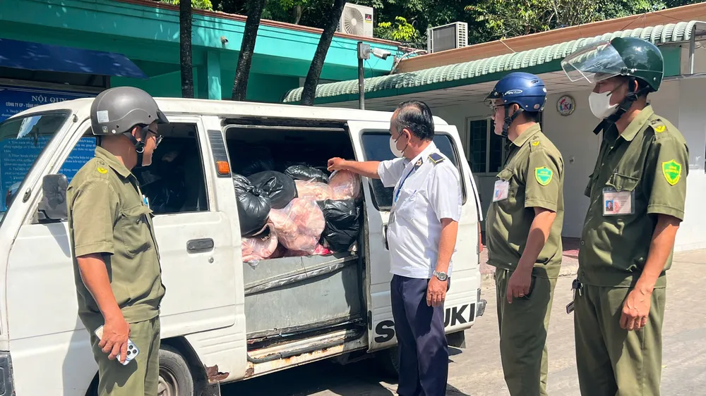 Phát hiện 800kg thịt heo bốc mùi hôi thối đang được vận chuyển trên xe ô tô
