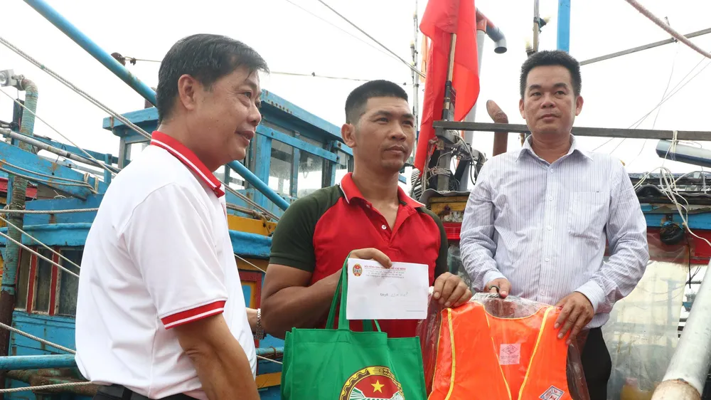TPHCM: Đồng hành cùng ngư dân bám biển