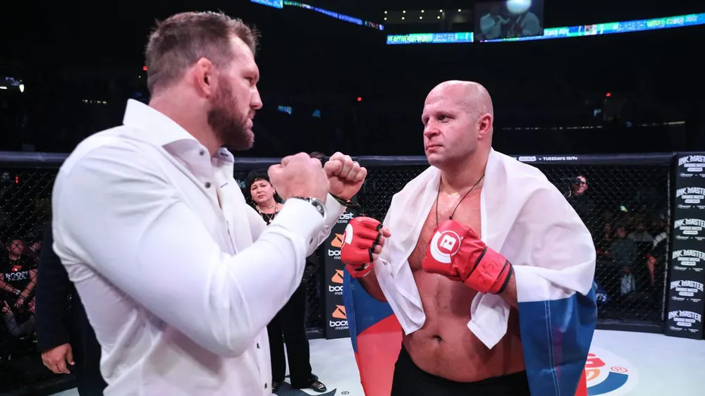 Fedor Emelianenko (phải) đã hết thời và khả năng sẽ giải nghệ sau trận thua này