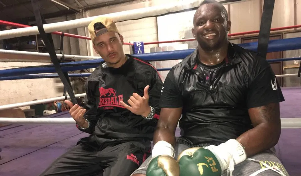 Ty Mitchell (trái) và Dillian Whyte