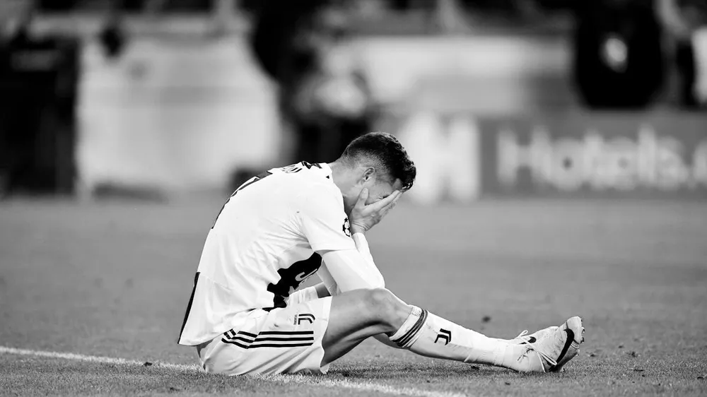 Ronaldo gục đầu trên sân bóng
