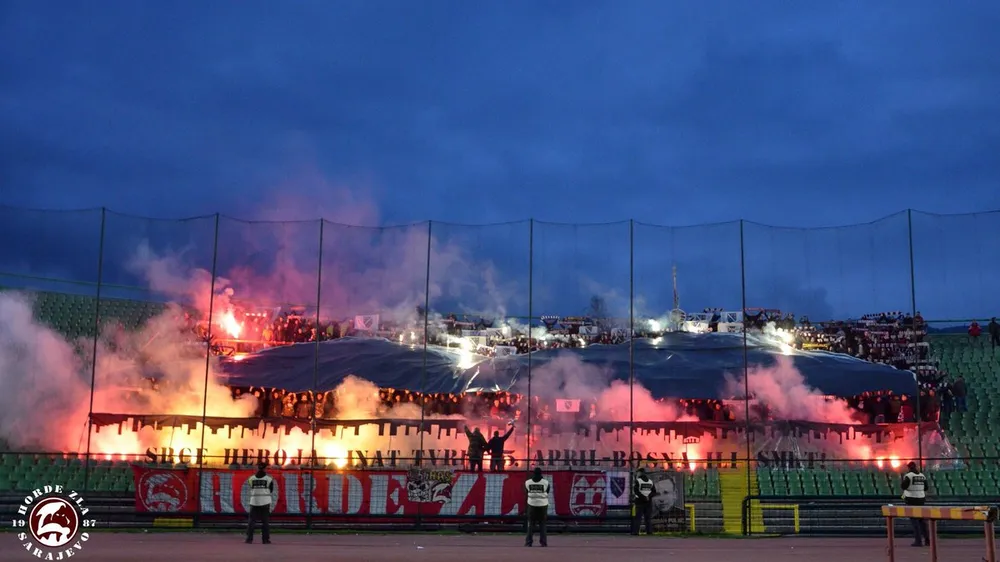 Một góc khán đài đỏ lửa của CĐV Sarajevo