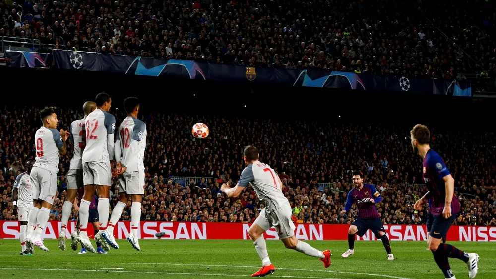 Messi thực hiện cú sút phạt hàng rào thành bàn ngoạn mục