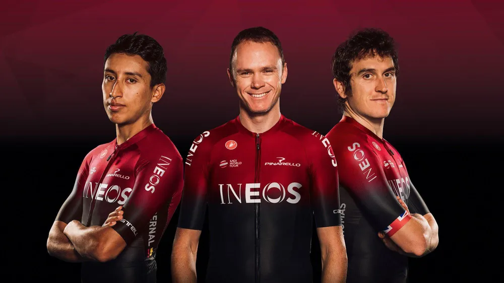 Chris Froome (giữa) và Geraint Thomas ra mắt mẫu áo đấu mới của đội đua mới mà cũ Ineos