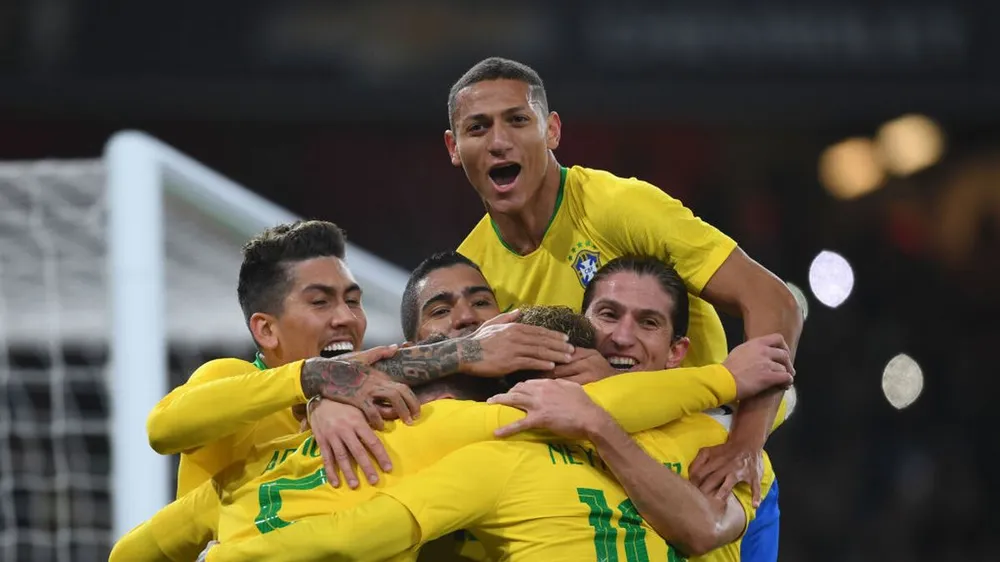 Richarlison (trên cùng) trong màu áo tuyển Brazil