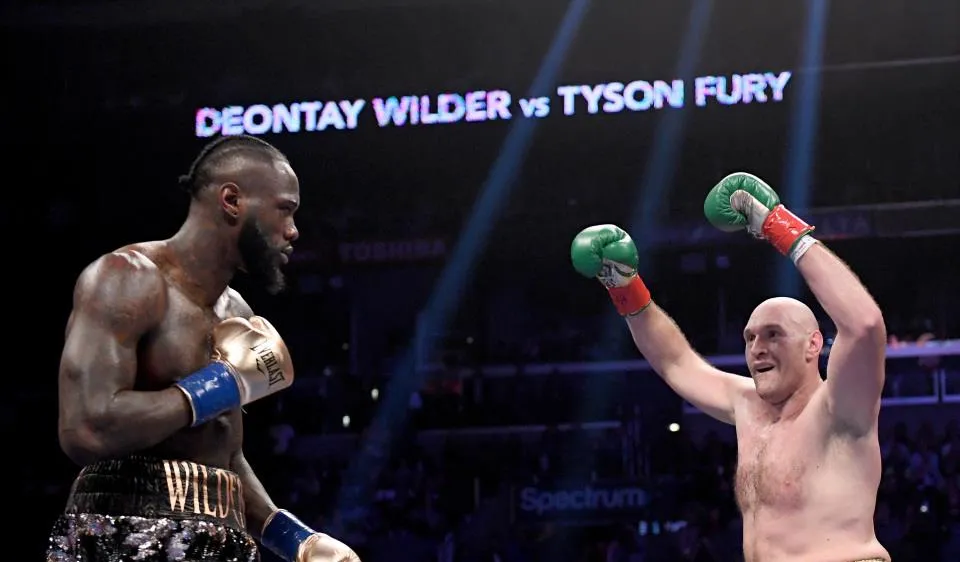 Fury giơ tay khích tướng Wilder trong trận đấu hồi tháng 12 năm ngoái