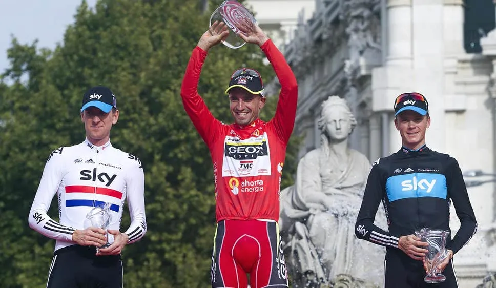 Cobo (giữa) thắng Áo đỏ Vuelta a Espana 2011, và Froome (bên phải) xếp hạng nhì