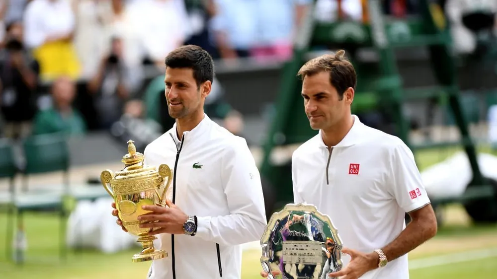 Djokovic và Federer trên bục nhận giải thưởng ở chung kết Wimbledon 2019