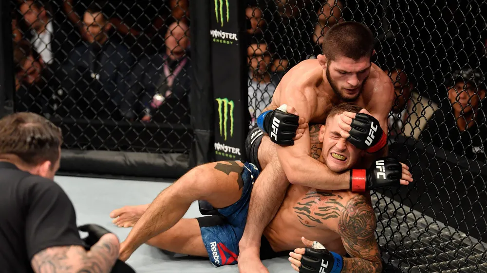 Khabib ra tuyệt chiêu siết cở Poirier
