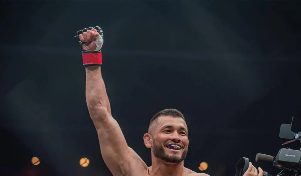 Võ sĩ 8 múi Makhmud Muradov
