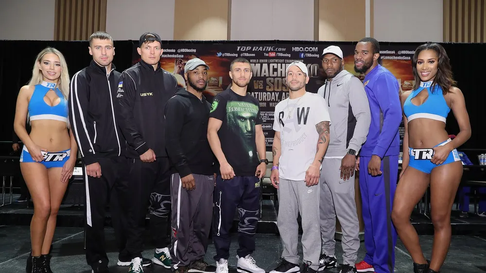 Các quyền thủ Ukraine hội tụ - Gvozdyk, Usyk và Lomachenko (lần lượt thứ 2, thứ 3 và thứ 5 từ trái qua)