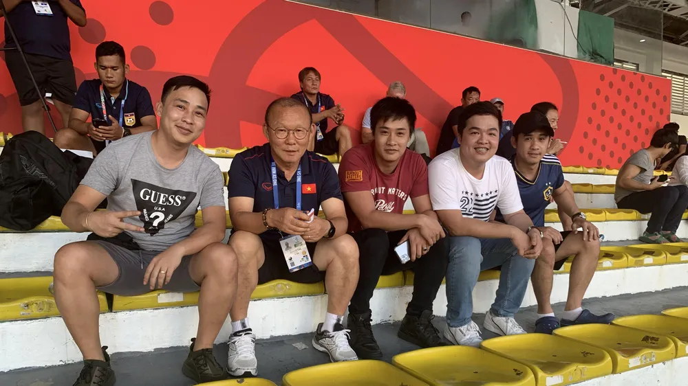 Thầy Park trên khán đài sân Rizal Memorial với người hâm mộ Việt Nam