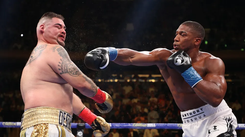 AJ ra đòn trúng mặt Andy Ruiz