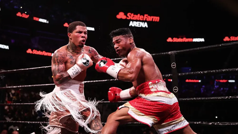 Gervonta Davis (trái) thắng KO Yuriorkis Gamboa