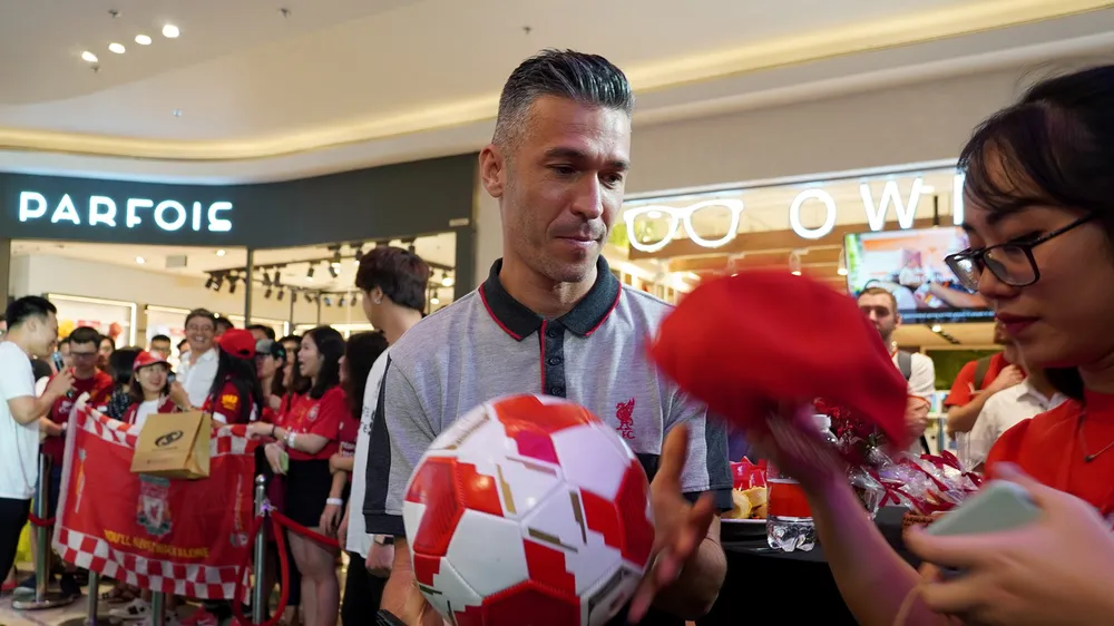 Luis Garcia giao lưu cùng người hâm mộ (Ảnh: HK)