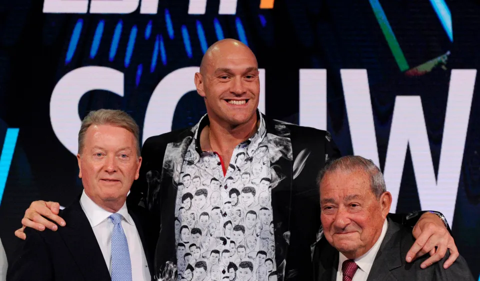 Fury và 2 ông bầu của mình (Warren bên trái và Arum bên phải)