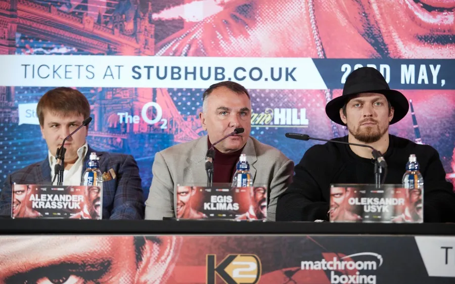 Usyk (phải) và ông bầu Krassyuk (trái)