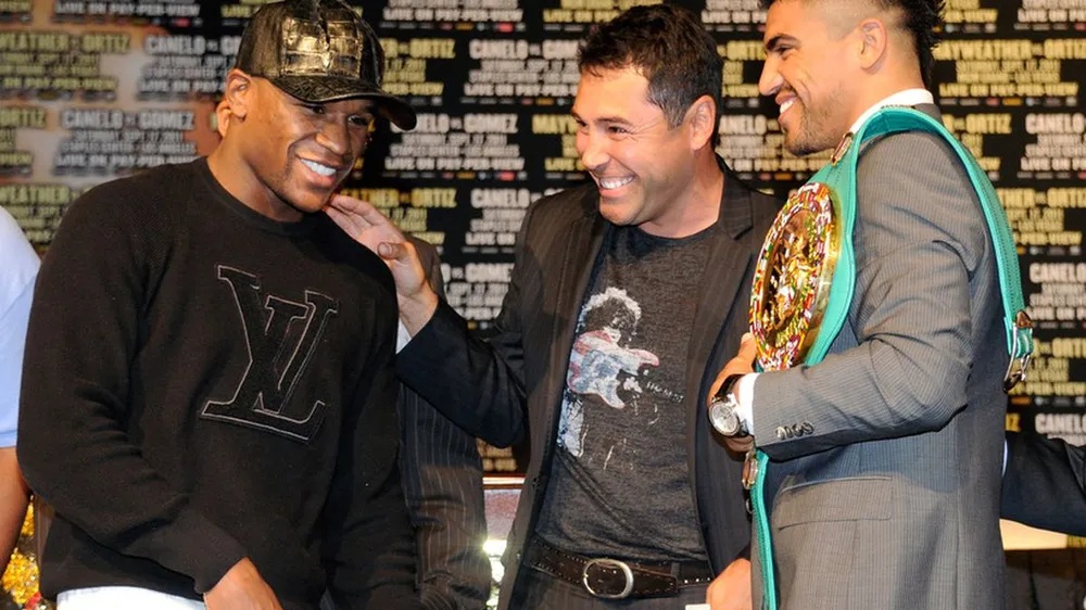 De La Hoya và Mayweather (trái)