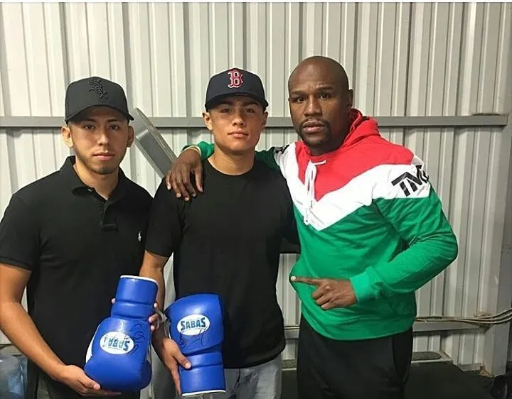 Danny Gonzalez (giữa) và Mayweather