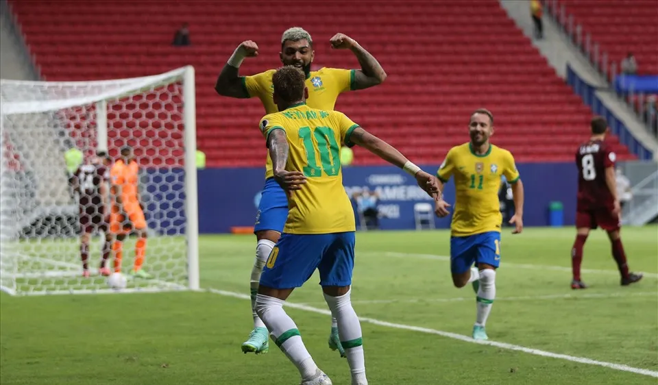 Barbosa ăn mừng cùng Neymar sau khi ghi bàn thắng thứ 3 cho Brazil