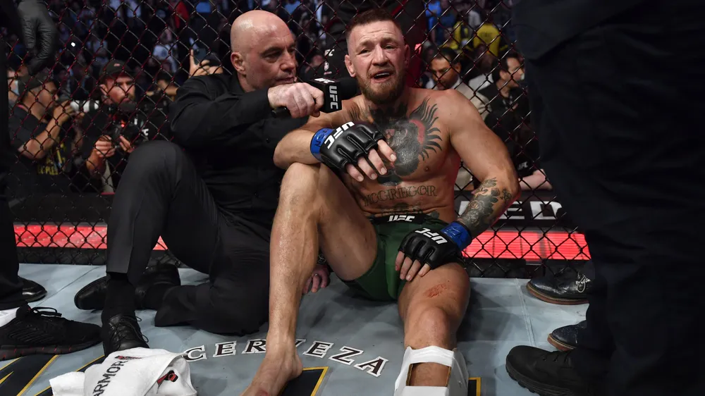 McGregor gãy cổ chân trái