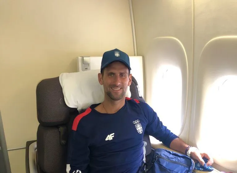 Djokovic trên chuyến bay đến Tokyo
