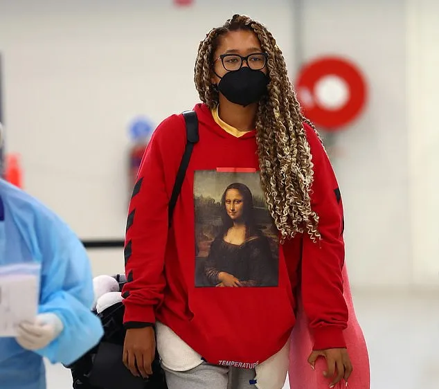 Naomi Osaka mặc chiếc áo Mona Lisa tại phi trường ở Melbourne