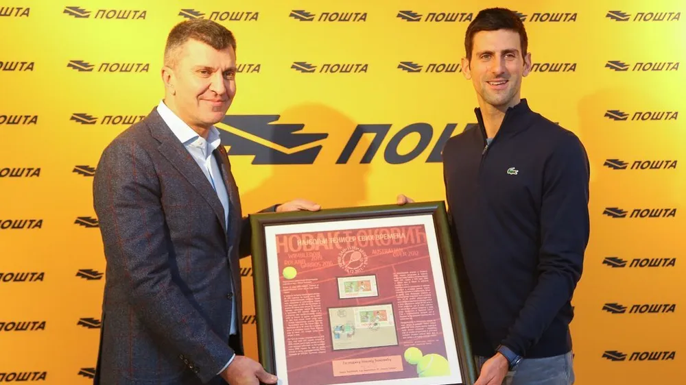 Djokovic trong buổi giới thiệu con tem in hình chính bản thân anh