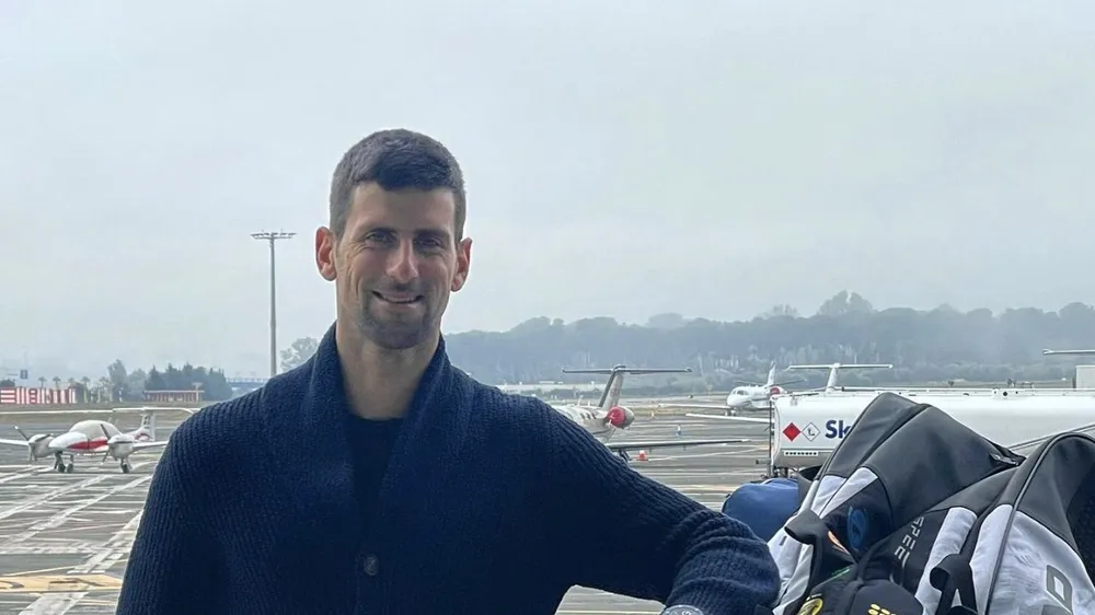 Djokovic tươi cười rời khỏi Serbia mà không biết phía trước là cả cuộc chiến pháp lý