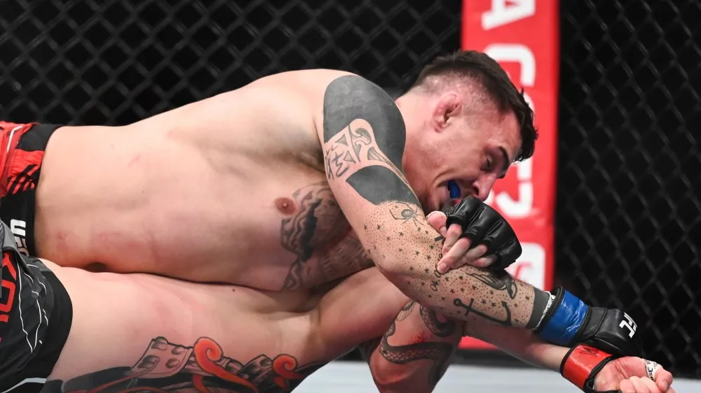 Aspinall đang bẻ tay Volkov