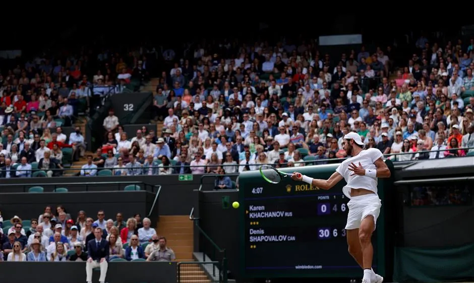 Khachanov ở Wimbledon 2021, năm nay anh bị cấm cửa