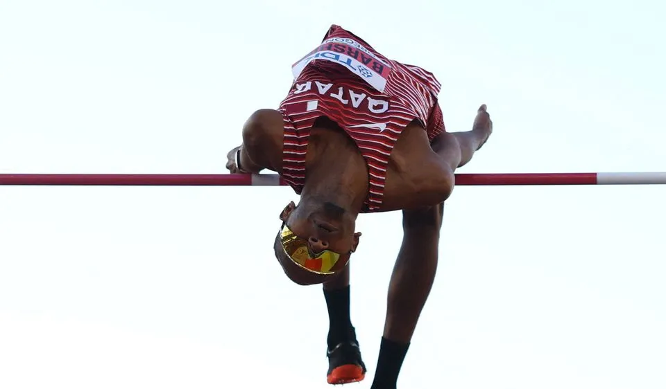 Barshim thanh thoát vượt qua mức xà 2 mét 37
