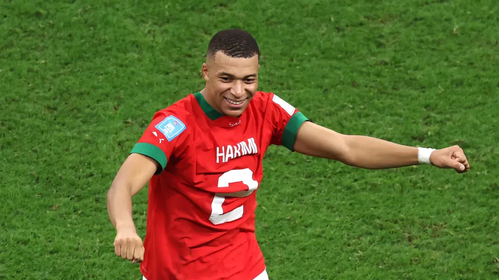 Mbappe ăn mừng với chiếc áo của người bạn thân