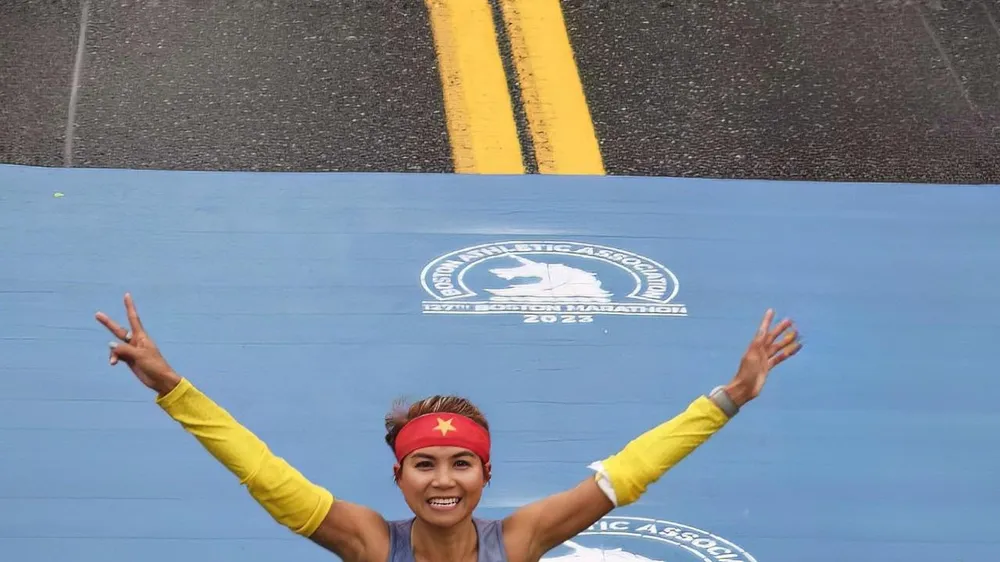 Võ Thanh Nga (Nga Võ): Nữ runner Việt Nam đeo cờ đỏ sao vàng vượt qua giới hạn bản thân - chinh phục Boston Marathon