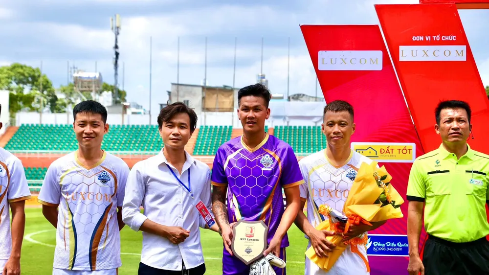 Trước trận khai mạc giải