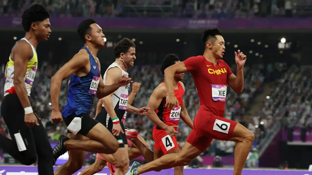Boonson (áo xanh) đang nỗ lực bám theo Zhenye