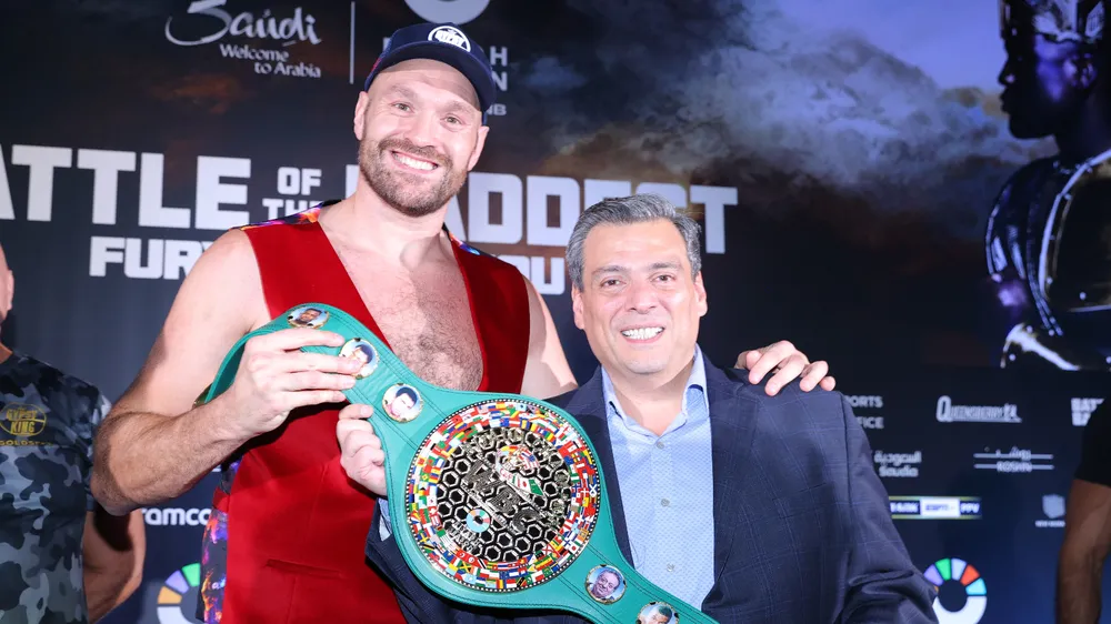 Tyson Fury không bảo vệ đai vô địch hạng nặng của WBC, thay vào đó, anh sẽ tranh đai "Riyadh Champion" - danh hiệu vinh danh trận thượng đài kỳ lạ này