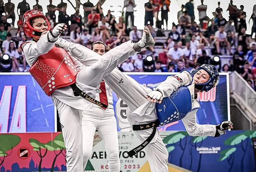 Một cú head-kick thương hiệu của Jade