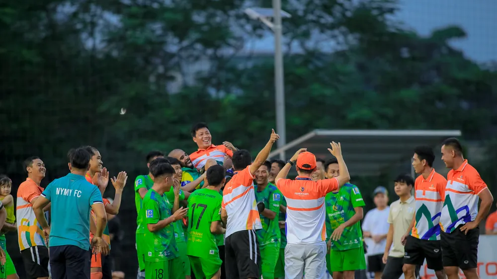 Coach Dũng Nghêu được các cầu thủ Nghiêm Phạm Holdings tung hô sau chiến thắng