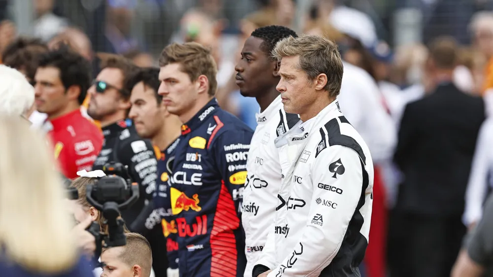 Brad Pitt (áo trắng ngoài cùng) và Max Verstappen (áo đen - đỏ)