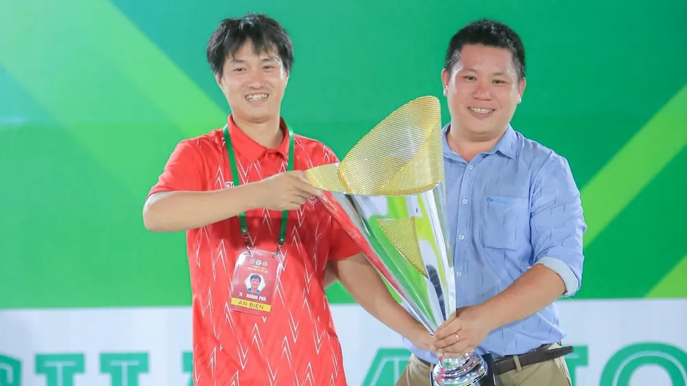 Bộ đôi Tuấn Anh gấu (phải) và Phú Gia Lai với chiếc cúp đầu tiên trong màu áo An Biên FC. Ảnh: LÊ ANH