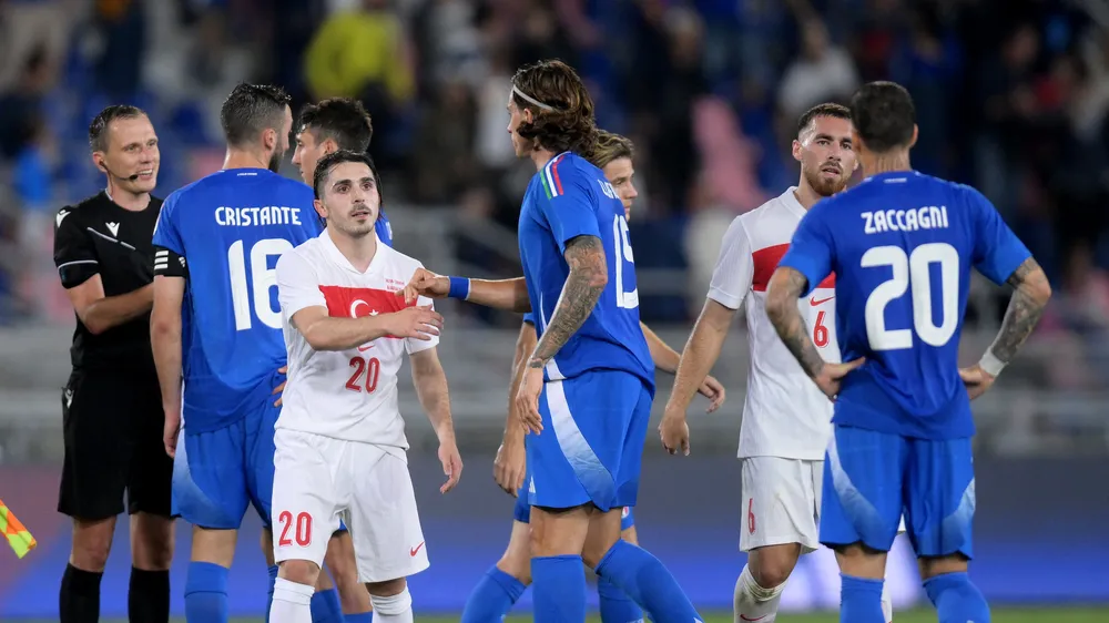 Các cầu thủ Thổ Nhĩ Kỳ và Italia sau trận hòa 0-0