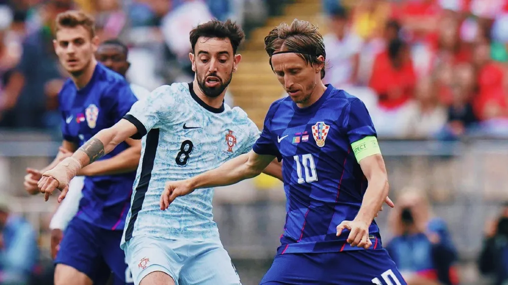 Modrid đi bóng trước sự đeo bám của Bruno trong trận giao hữu mới đây giữa Croatia và Bồ Đào Nha