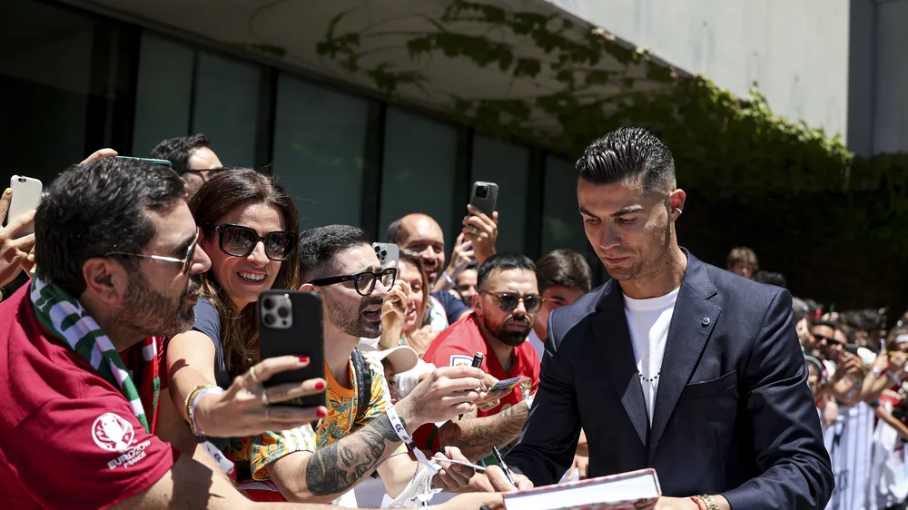Ronaldo ký tặng người hâm mộ